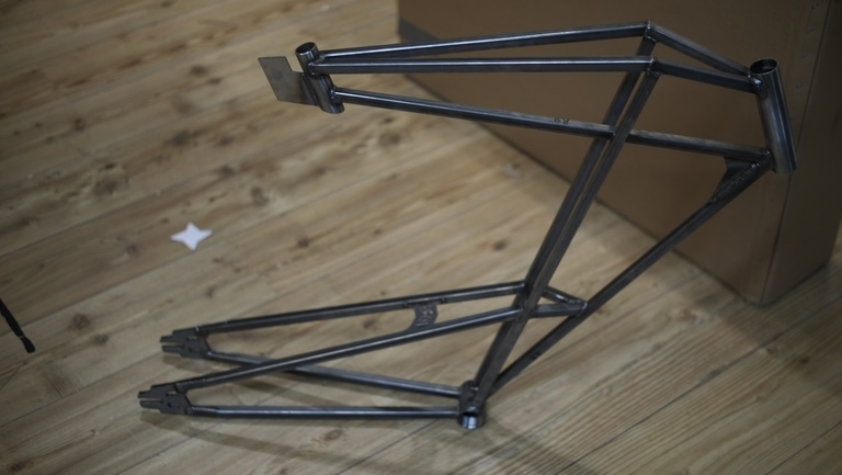 RF01 004 yellow frame